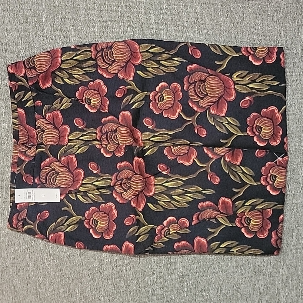Ann Taylor floral pencil skirt, size 8 - Picture 2 of 3